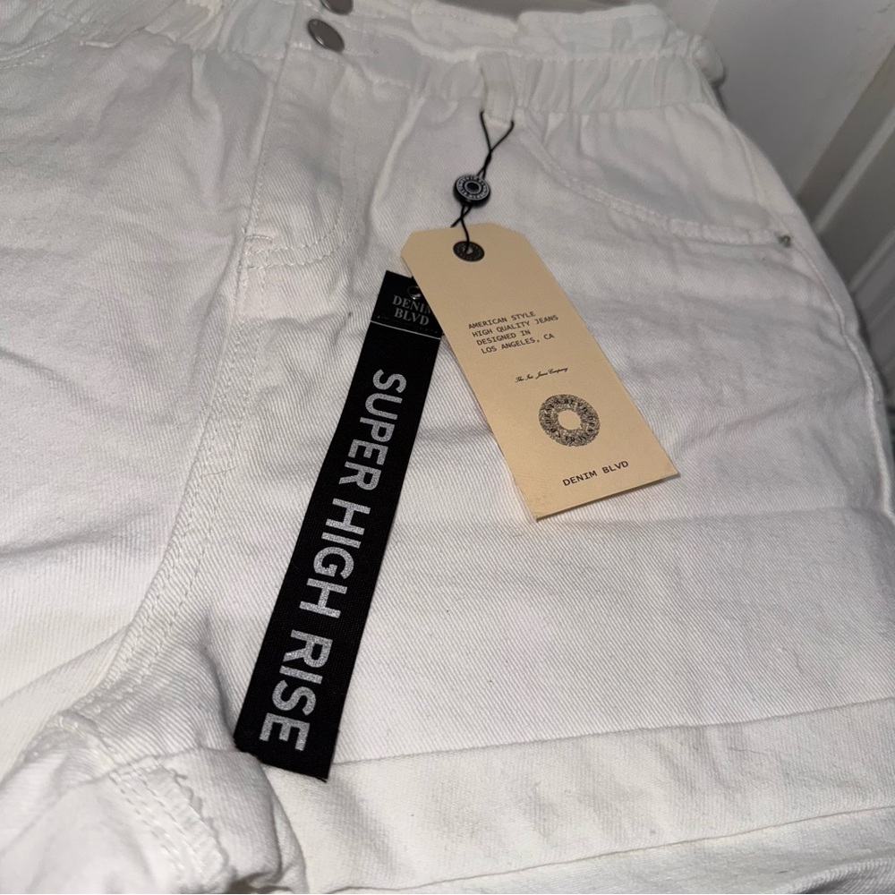 Super High Rise White Shorts Size Medium - Picture 3 of 8